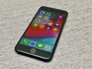 iPhone SE (2020) iPhone SE (2020)